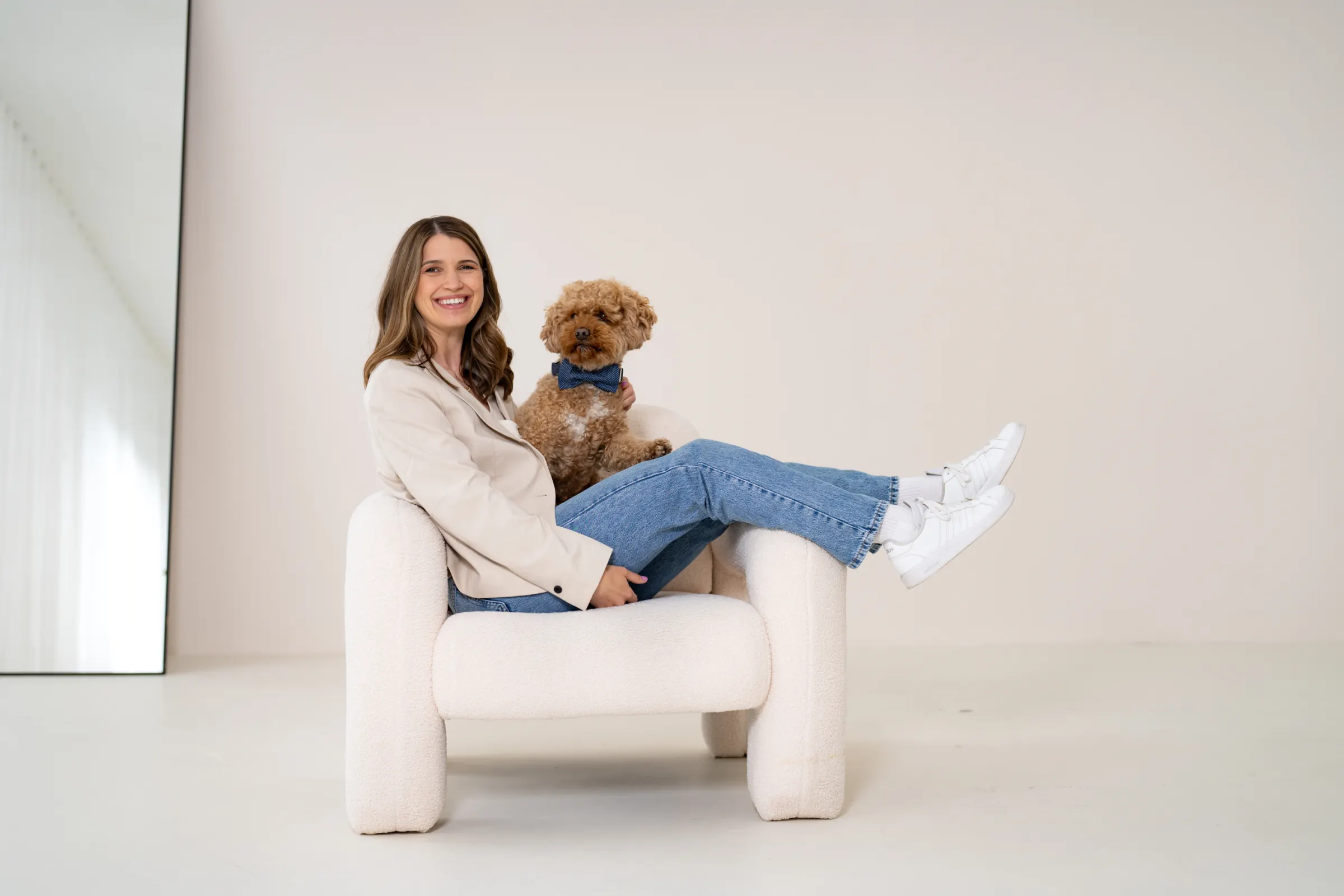Carina Depner mit ihrem Pudel Carlo, C&C Wohnwerte