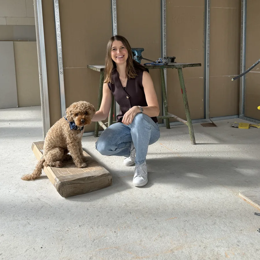 Carina Depner mit ihrem Hund Carlo auf einer Baustelle