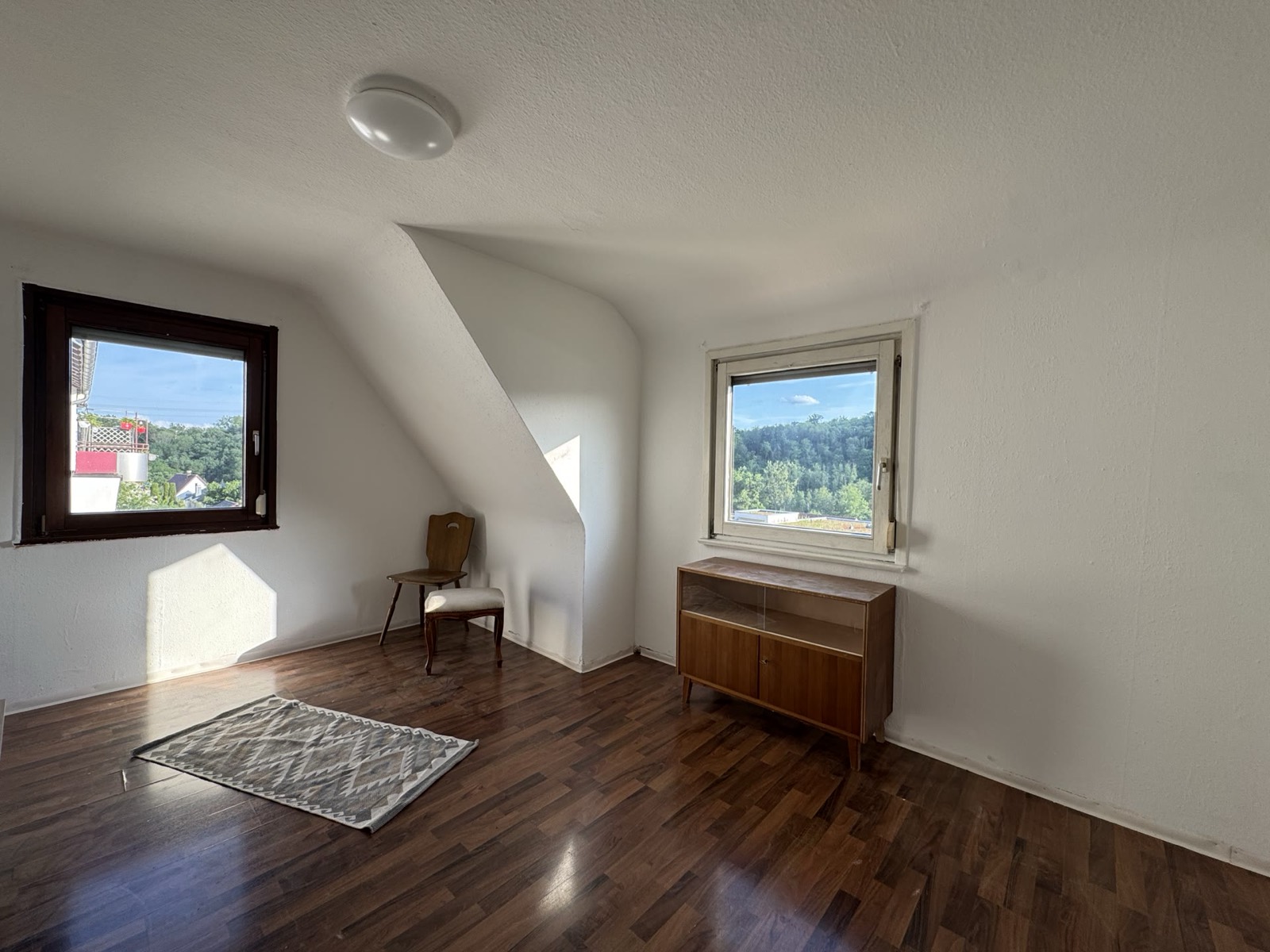 Heller Wohnbereich der Dachgeschosswohnung in Remseck-Neckarrems